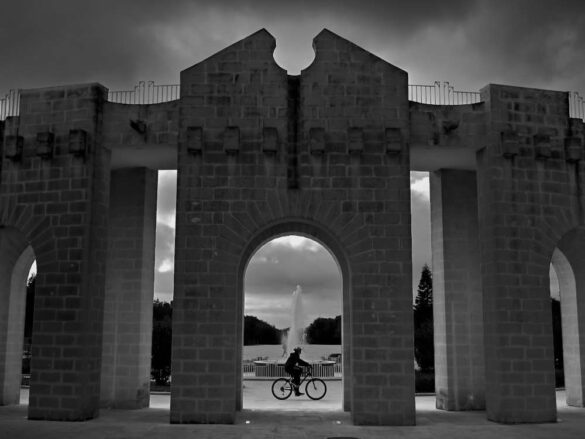 32-THE ARCH WITH BICYCLE ORIGINAL-1000